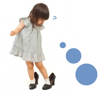 女の子が大人のハイヒールを履いている様子