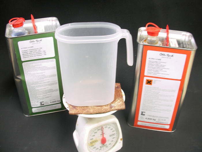 【木型作成04】ドイツ製のデガプラストと呼ばれる特殊な薬剤です。Ａ液とＢ液の２つの液体を適量混ぜ合わせます。