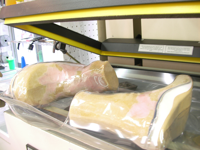 【テストシューズ作成05】真空形成器にプラスチック板を用意し、テストシューズの作成の準備を行います。